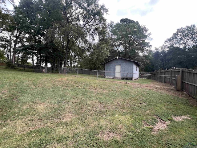 view of yard with a shed