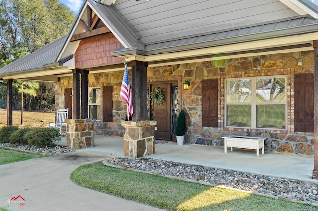 property entrance featuring a porch