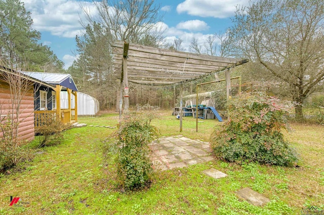 view of yard featuring an outbuilding