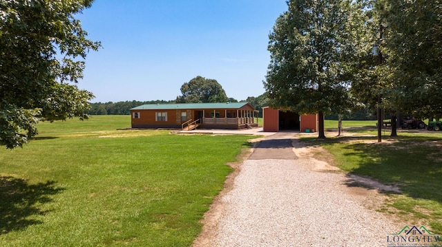 view of front of house featuring an outbuilding and a front yard