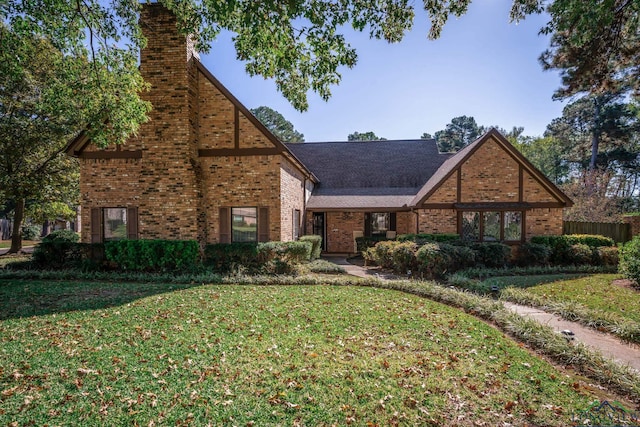 view of front of property featuring a front lawn