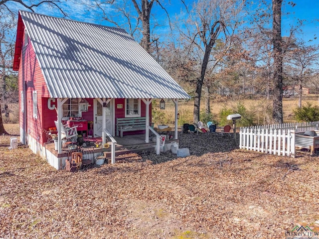 view of front of home featuring an outbuilding