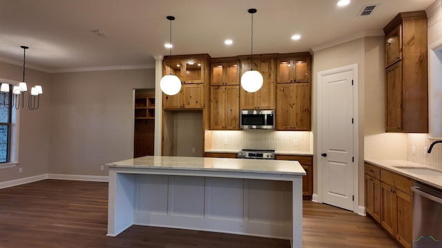 kitchen with dark wood-style floors, visible vents, appliances with stainless steel finishes, a sink, and baseboards