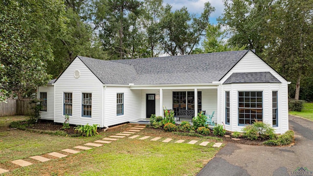 view of front of property featuring covered porch and a front lawn