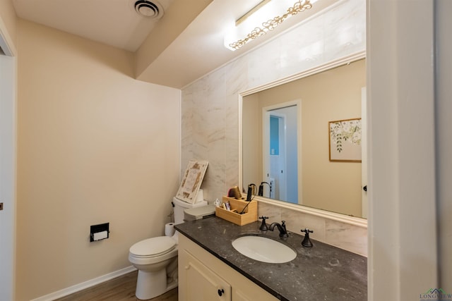 1900 Franklin Dr, Longview, TX 75601 - bathroom featuring toilet, vanity, wood finished floors, and baseboards