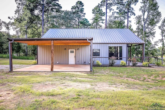 view of front of home featuring a front yard