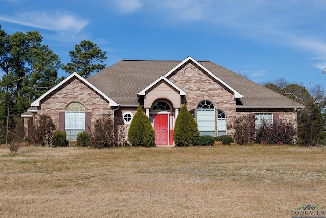 view of front of home featuring a front lawn