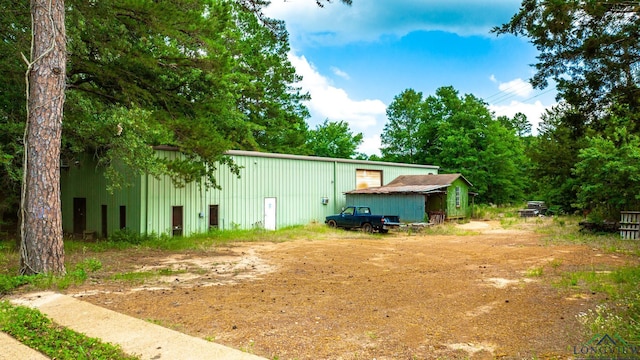 exterior space featuring a pole building