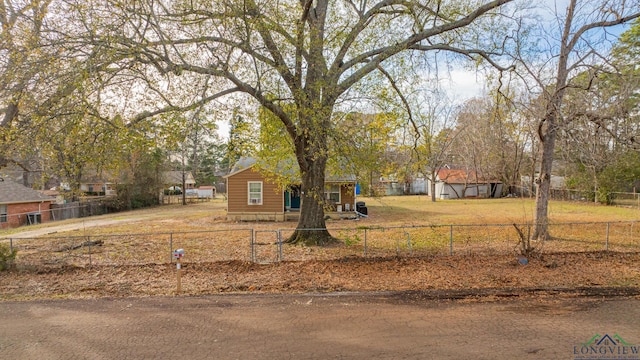 view of yard featuring a fenced front yard