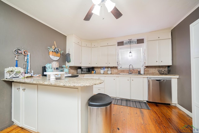 kitchen featuring stainless steel appliances, light wood-type flooring, a peninsula, and white cabinetry