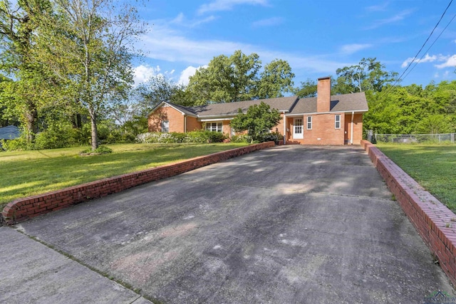 single story home featuring a front lawn