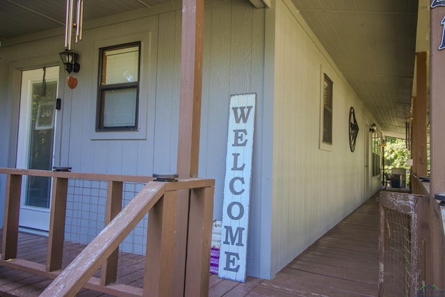 entrance to property featuring covered porch