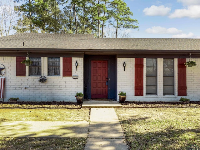 view of front facade with a front lawn