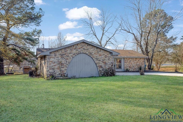 single story home with a front yard