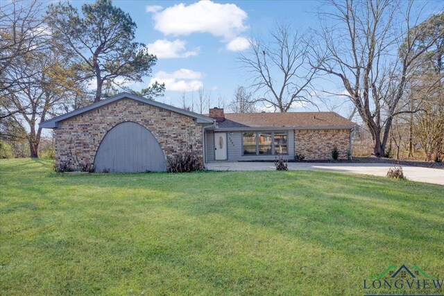 ranch-style house with a front yard