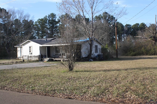 ranch-style home with a front lawn