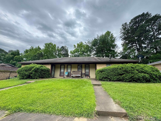 306 Tammy Lynn Dr, Longview, TX 75604 - ranch-style house with covered porch, stucco siding, and a front lawn