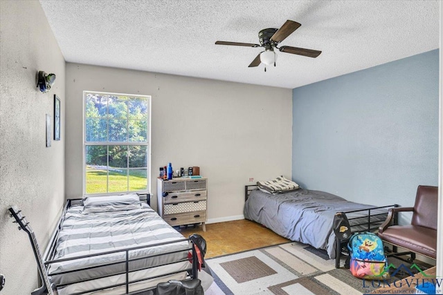 bedroom featuring ceiling fan and a textured ceiling