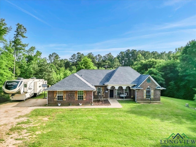 ranch-style home featuring a porch and a front lawn