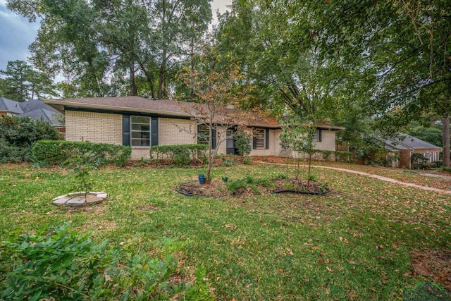 single story home featuring a front yard