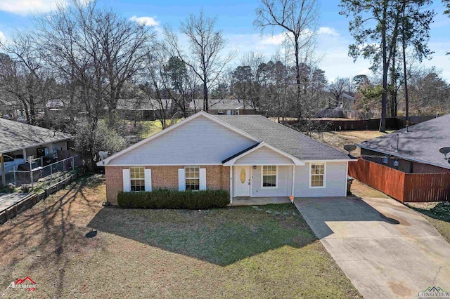 view of front facade featuring a porch and a front lawn