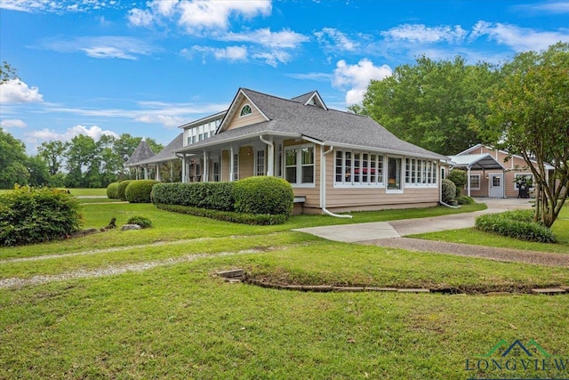 view of front of house with a front lawn