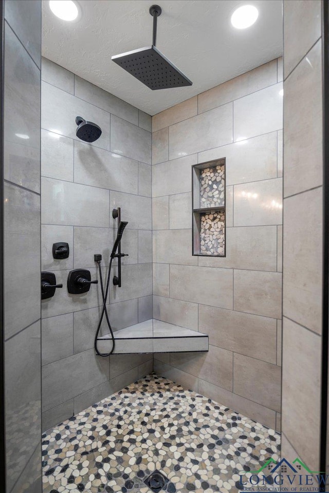 full bathroom featuring tiled shower