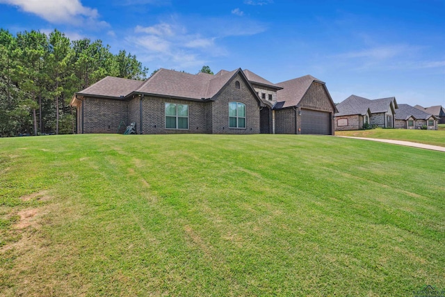 view of front of house featuring a front lawn and a garage