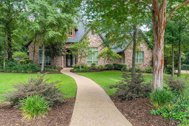 view of front of house featuring a front lawn