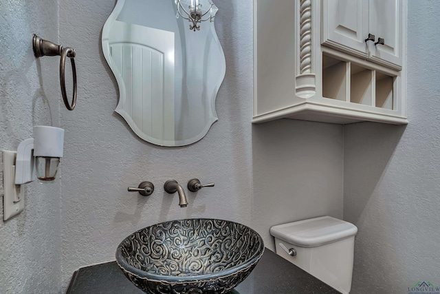 bathroom featuring toilet and sink