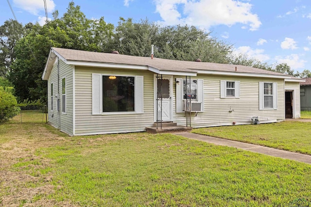 view of front of home featuring a front yard