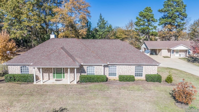 view of front facade with a front yard