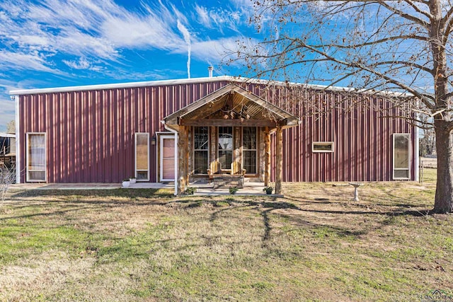 view of front of property featuring a front yard