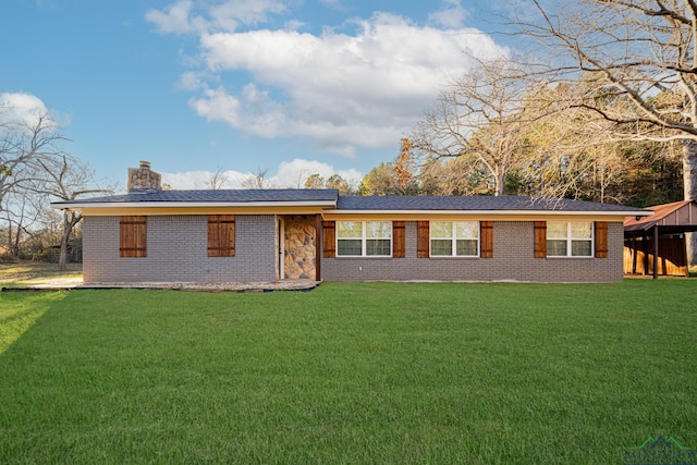 view of front facade with a front lawn