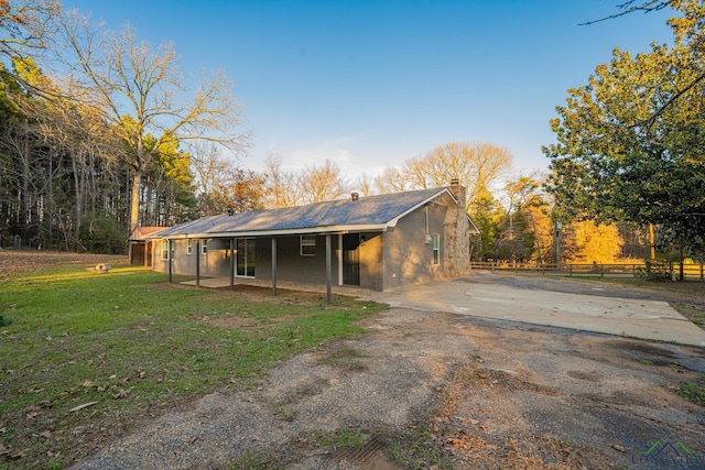 view of front of property with a front lawn