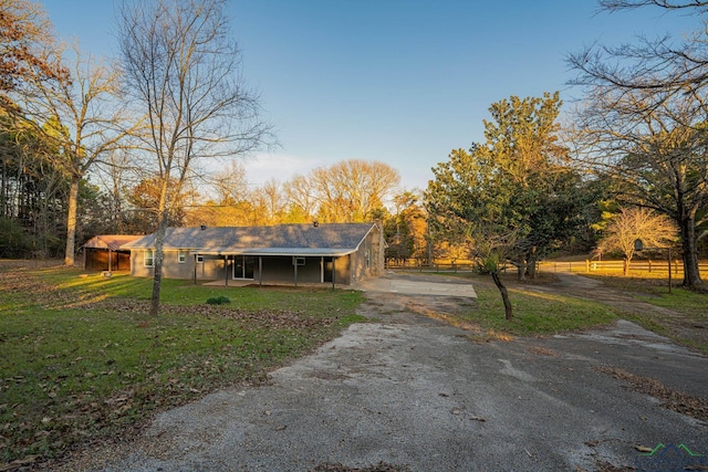 view of front of house featuring a front lawn