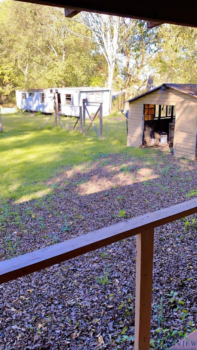 view of yard featuring an outdoor structure