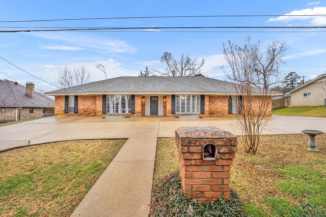 single story home with a front lawn