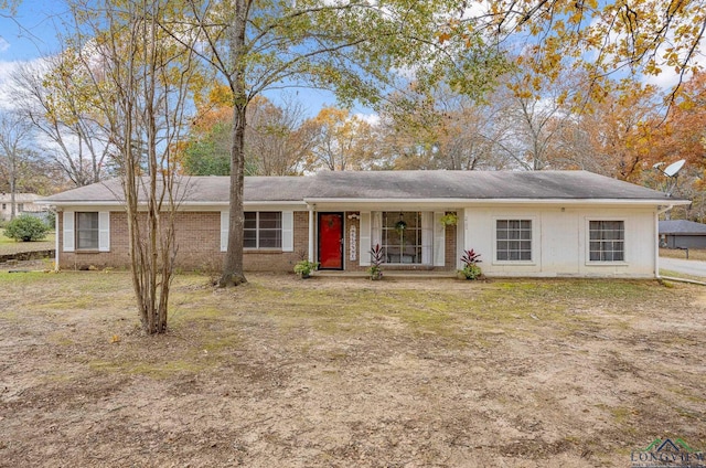 ranch-style house featuring a front lawn