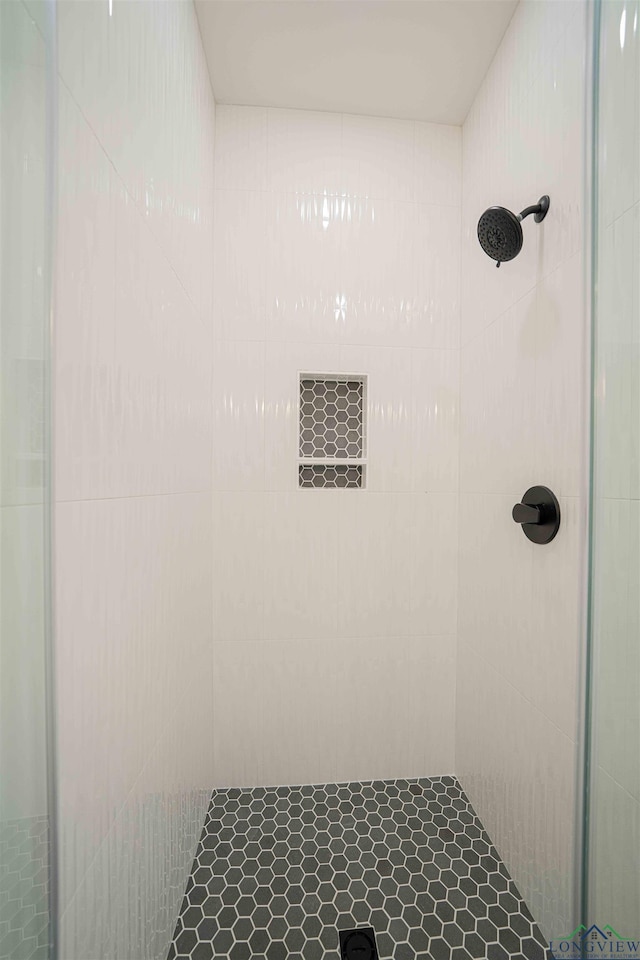 264 Clara Ln, Kilgore, TX 75662 - bathroom with tiled shower