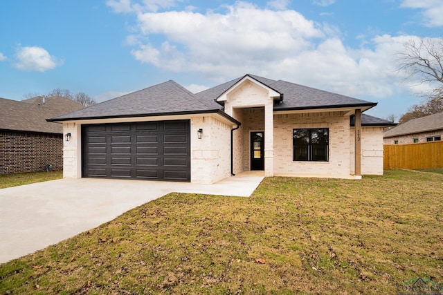 view of front facade featuring a garage and a front yard