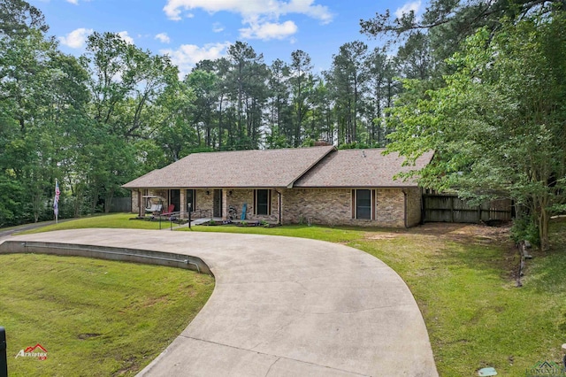 ranch-style home featuring a front lawn