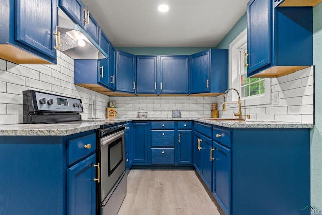 kitchen featuring a sink, blue cabinetry, electric stove, light wood-type flooring, and backsplash