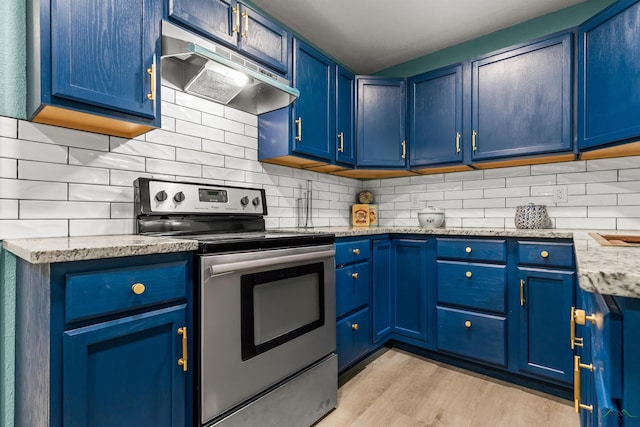 kitchen with tasteful backsplash, light wood-style floors, blue cabinets, under cabinet range hood, and electric stove