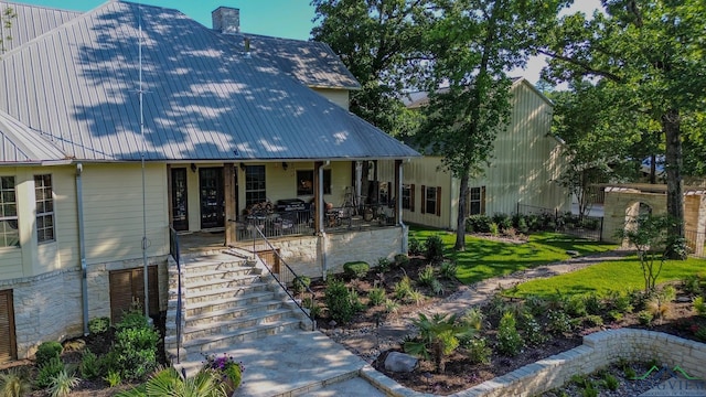 view of front of property with a front lawn