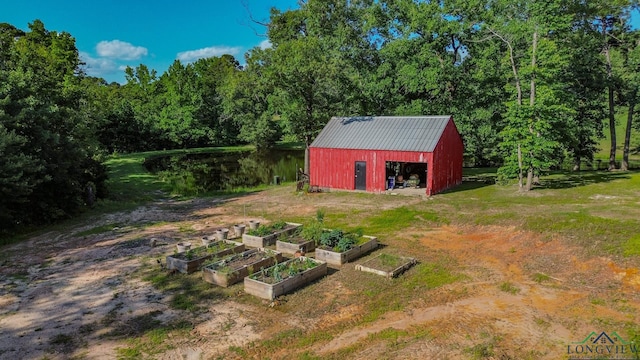 view of yard featuring an outbuilding