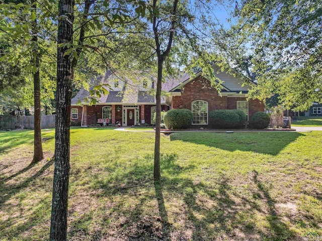 view of front of property featuring a front lawn