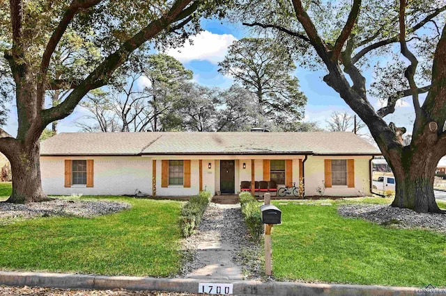 ranch-style home featuring a front lawn