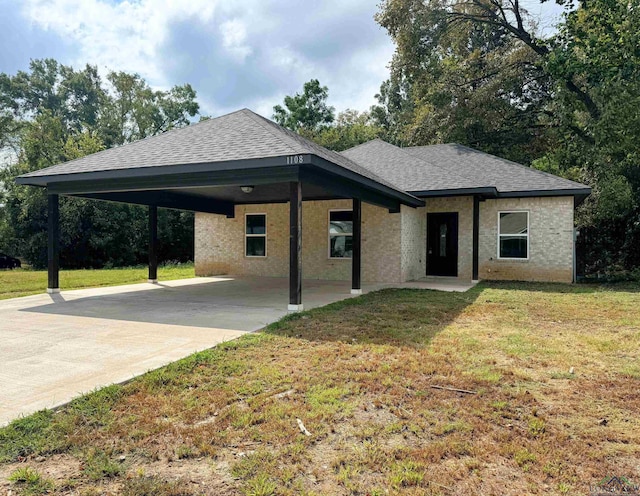 view of front of house with a carport and a front yard