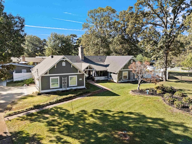 view of front facade with a front yard